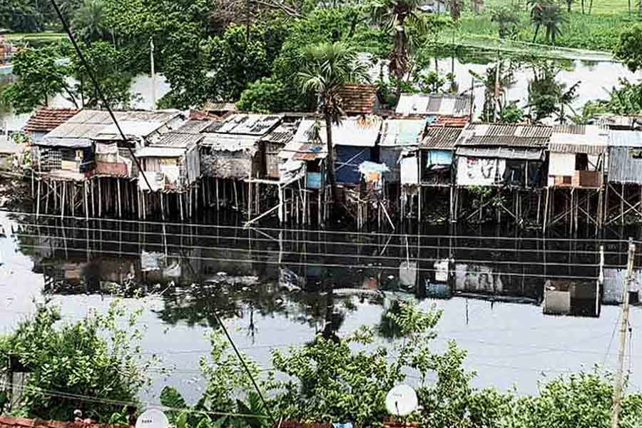 দুই খালের দু’ধারের জবরদখল নিয়ে সরকারি কোন দফতর উত্তর দেবে, তা নিয়েও জটিলতা রয়েছে।