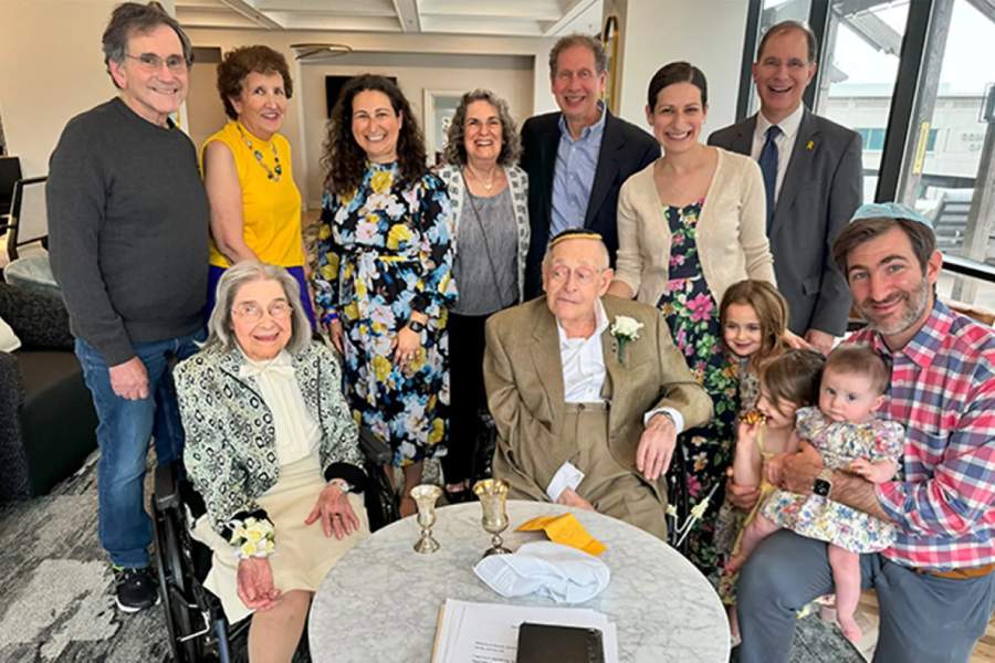 পরিবারের সঙ্গে মারজোরি ফিটারম্যান এবং বার্নি লিটম্যান।