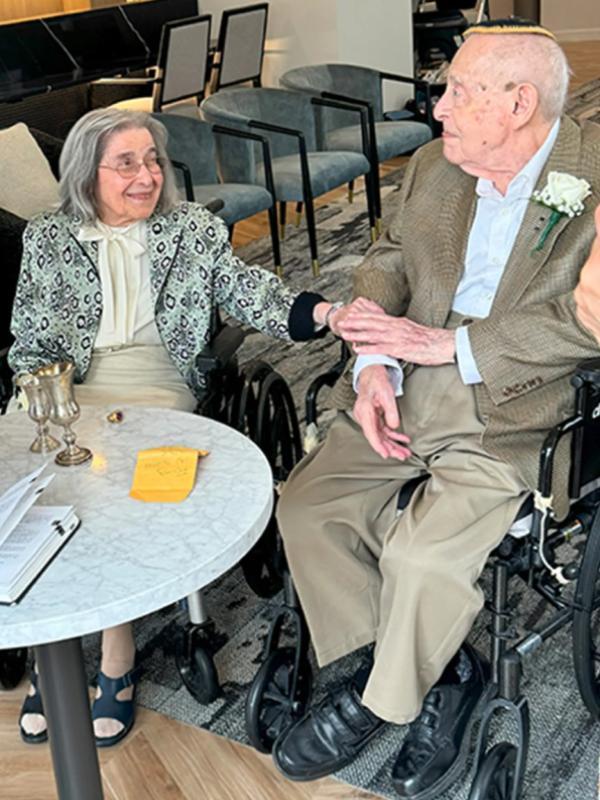 বিয়ের পরে হুইলচেয়ারবন্দি নবদম্পতি মারজোরি ফিটারম্যান এবং বার্নি লিটম্যান।