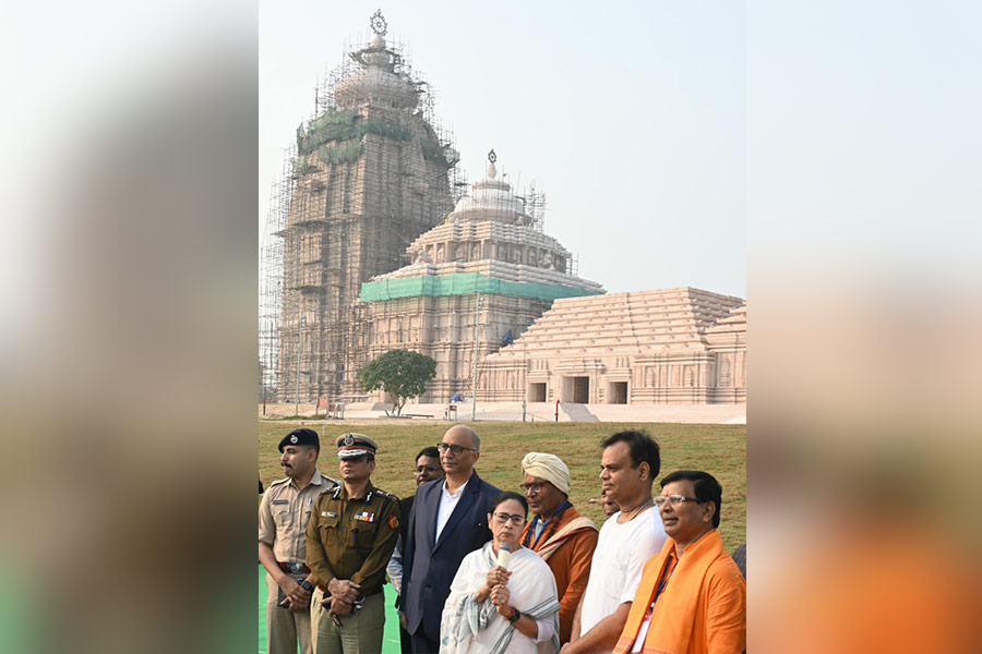 মন্দির পরিদর্শন শেষে সাংবাদিকদের মুখোমুখি মুখ্যমন্ত্রী মমতা বন্দ্যোপাধ্যায়। বিধবার বিকেলে দিঘায়। সঙ্গে রয়েছেন ইসকনের ভাইস প্রেসিডেন্ট রাধারমণ দাসও।