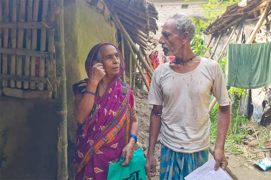 নিজেদের ভাঙা ঘরের সামনে দম্পতি।