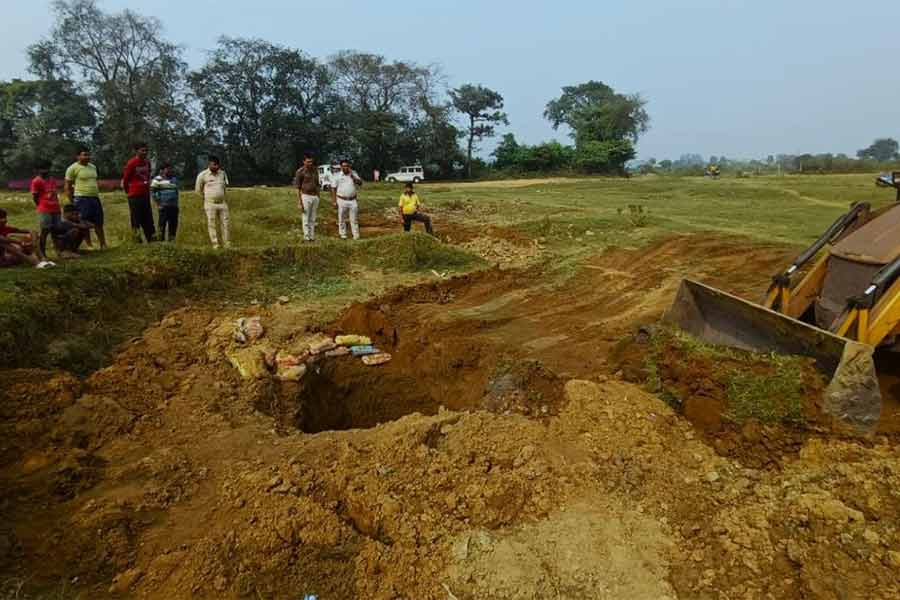 অবৈধ খাদান ভরাট।