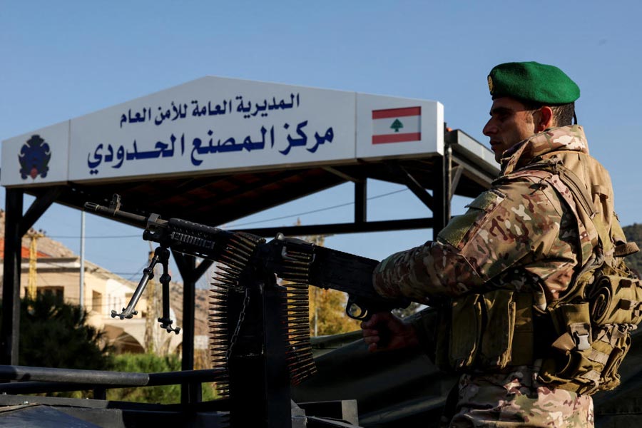 Syrian soldiers thousand in number cross into Iraq amid rebel forces seized Damascus 