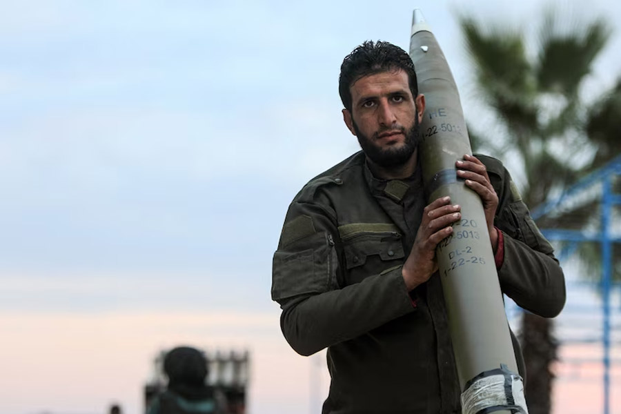 Syrian soldiers thousand in number cross into Iraq amid rebel forces seized Damascus 