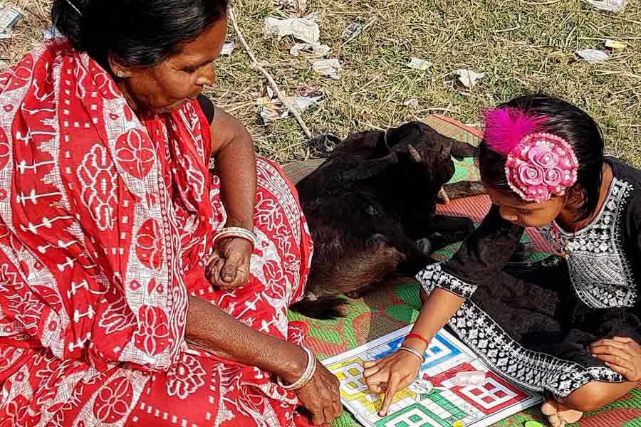 শীতের দুপুরে পিঠে শীতের রোদ লাগিয়ে ঠাকুমা নাতনির লুডো খেলা।বোলপুরের বাহিরিতে বৃহস্পতিবার।