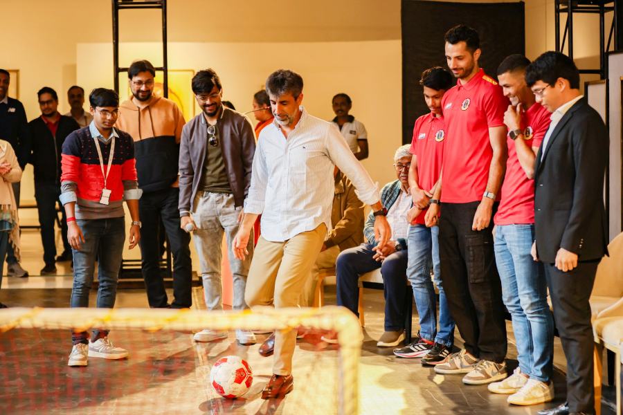 ইস্টবেঙ্গলের প্রদর্শনীতে কোচ এবং ফুটবলারেরা।