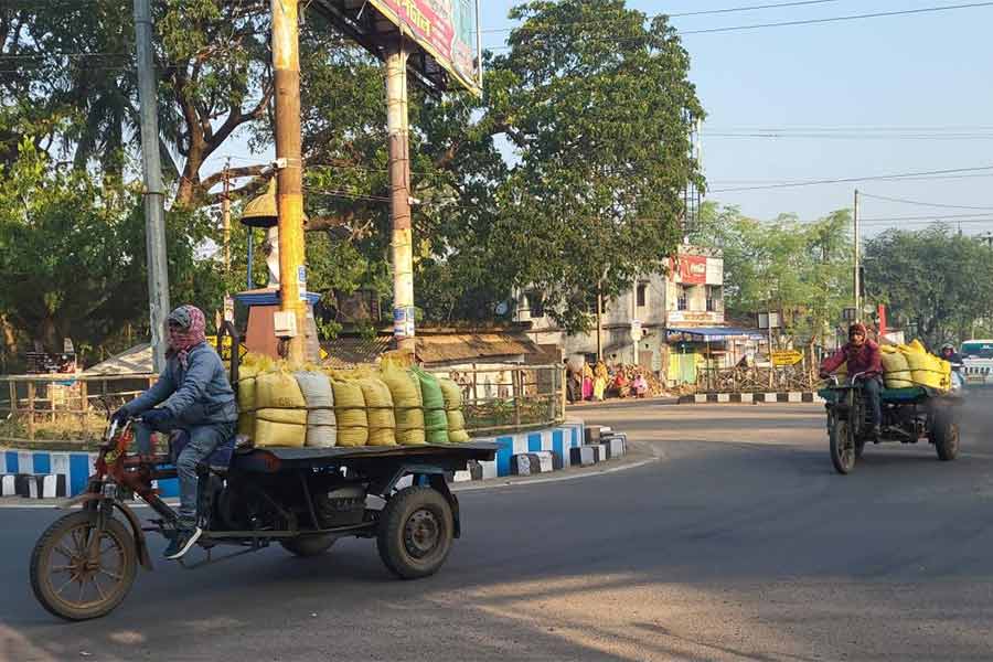 এ ভাবেই বালি পাচার হচ্ছে বলে অভিযোগ।