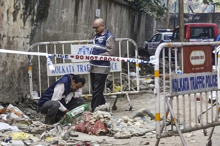 ঘটনাস্থলে তদন্তকারী আধিকারিকেরা।