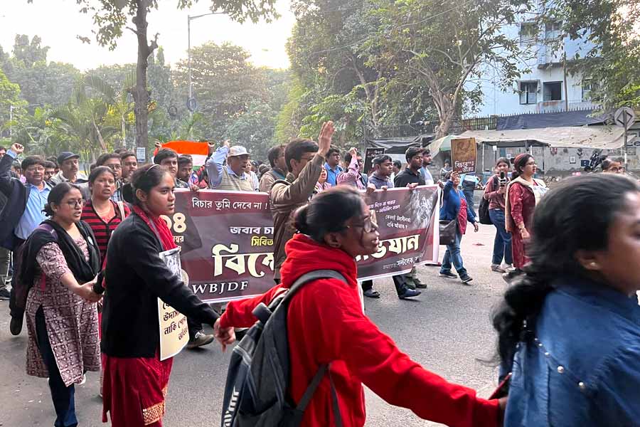 সল্টলেকের করুণাময়ী থেকে সিজিও কমপ্লেক্স পর্যন্ত মিছিল জুনিয়র ডাক্তারদের। শনিবার দুপুরে।