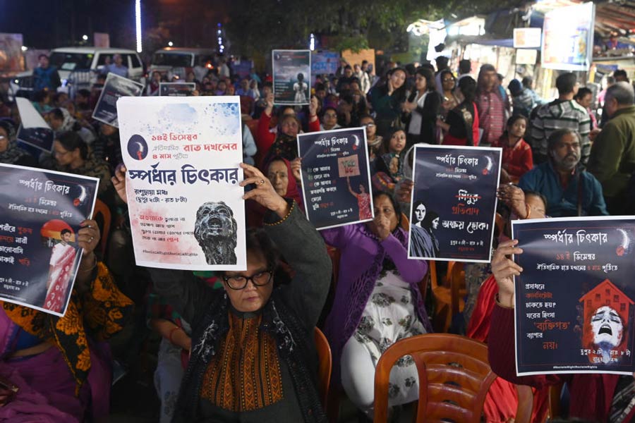 প্রতিবাদ: স্বাধীনতার মধ্যরাতে রাত দখলের চার মাস পূর্তি উপলক্ষে অনুষ্ঠানেও প্রতিবাদের সুর। শনিবার, রাণুচ্ছায়া মঞ্চে।