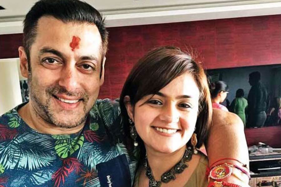 দীর্ঘ পাঁচ বছর সম্পর্কে থাকার পর কৃতিকে বিয়ে করেন পুলকিত। তবে কৃতিই পুলকিতের প্রথম স্ত্রী নন। কানাঘুষো শোনা যায়, বলিউডের ‘ভাইজান’ সলমন খানের বোন শ্বেতা রোহিরাকে বিয়ে করেছিলেন পুলকিত। তার পর বিবাহবিচ্ছেদ হয়ে যায় তাঁদের।