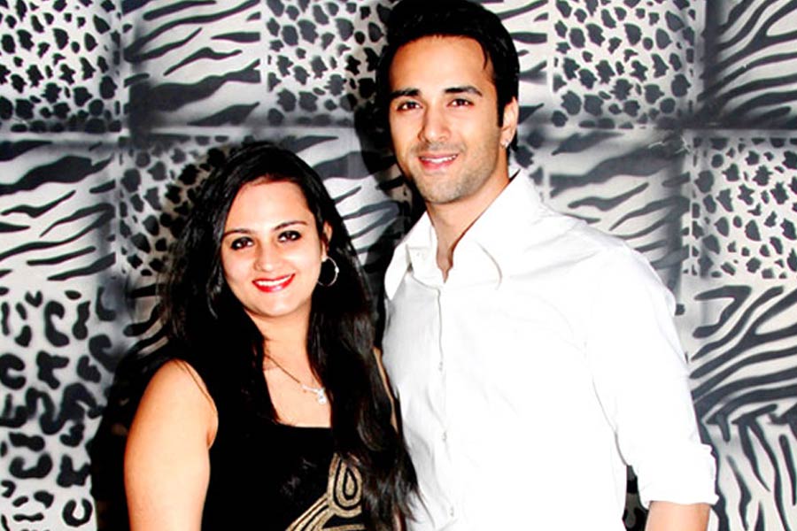 সলমনের নিজের বোন না হলেও প্রতি বছর অভিনেতাকে রাখি পরান শ্বেতা। তাই সলমনের ‘রাখি সিস্টার’ হিসাবে পরিচিত তিনি। কানাঘুষো শোনা যায়, শ্বেতার সঙ্গে দীর্ঘ দিন সম্পর্কে ছিলেন পুলকিত। ২০১০ সালের মে মাসে গোপনে বিয়ে করেন দু’জনে।