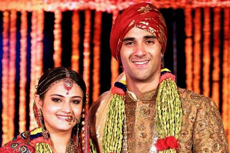 চার বছর পর ২০১৪ সালের নভেম্বর মাসে ধুমধাম করে শ্বেতাকে বিয়ে করেন পুলকিত। কিন্তু তাঁদের সংসার বেশি দিন টেকেনি। ২০১৫ সালের নভেম্বর মাসে বিচ্ছেদ হয়ে যায় তাঁদের। কানাঘুষো শোনা যেতে থাকে, তাঁদের সংসারে ভাঙনের নেপথ্যে ছিলেন এক বলি নায়িকা।