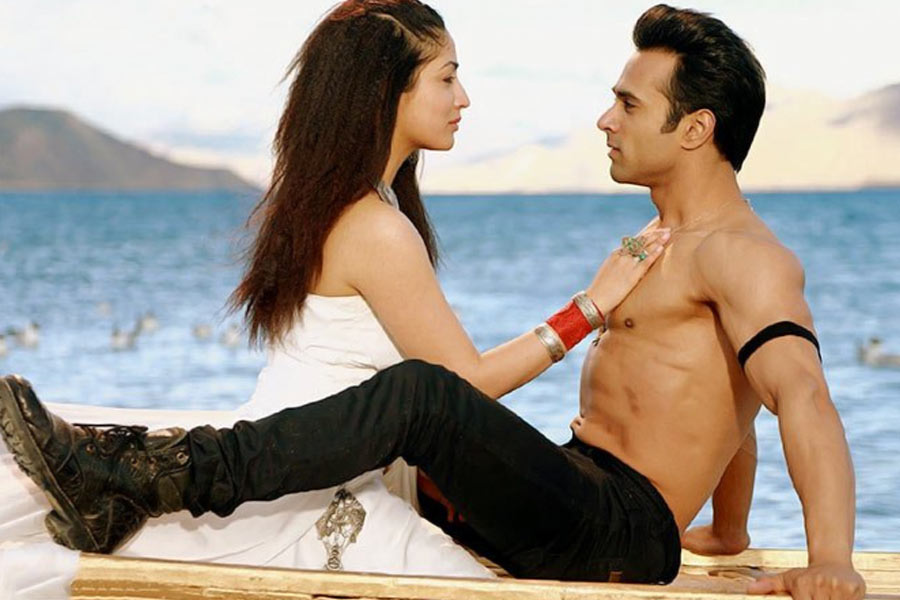 ২০১৬ সালে বড় পর্দায় মুক্তি পায় রোম্যান্টিক ঘরানার ছবি ‘সনম রে’। এই ছবিতে বলি অভিনেত্রী ইয়ামি গৌতমের সঙ্গে জুটি বাঁধতে দেখা যায় পুলকিতকে। বলিপা়ড়ার গুঞ্জন, শুটিংয়ের সময় ইয়ামির সঙ্গে বিবাহ-বহির্ভূত সম্পর্কে জড়িয়ে পড়েন অভিনেতা। তা নিয়ে পুলকিত এবং শ্বেতার সংসারে অশান্তিও হয়।