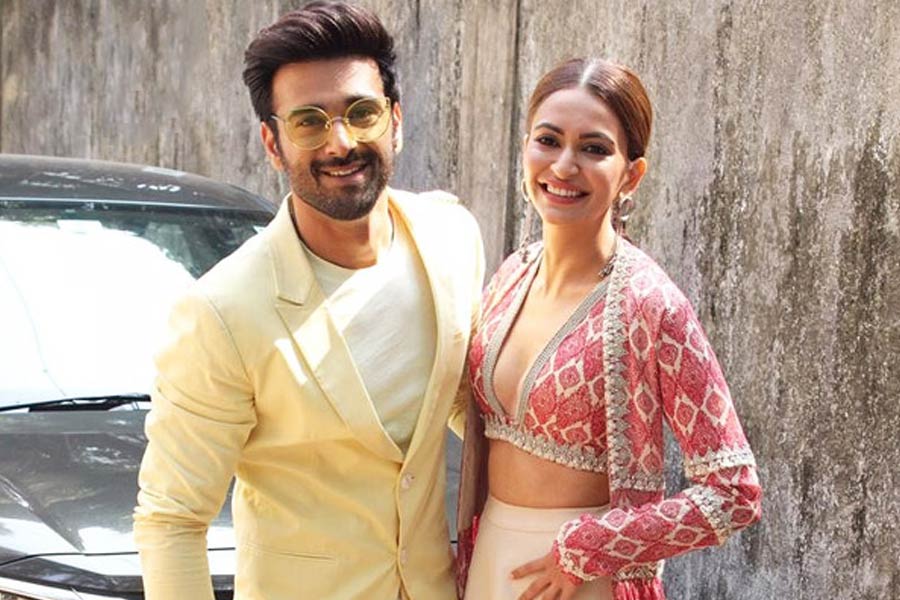 ২০১৮ সালে ‘পাগলপন্তি’ ছবির শুটিং শুরু হয়। সেই ছবিতে অভিনয় করতে দেখা যায় পুলকিত এবং কৃতিকে। শুটিং সেট থেকে দু’জনের বন্ধুত্ব গভীর হয়ে ওঠে বলে শোনা যায়।