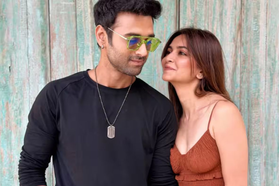 বলিপাড়া সূত্রে খবর, ২০১৯ সাল থেকে সম্পর্কে জড়িয়ে পড়েন পুলকিত এবং কৃতি। টানা পাঁচ বছর সম্পর্কে থাকার পর বিয়ে করেন দু’জনে।