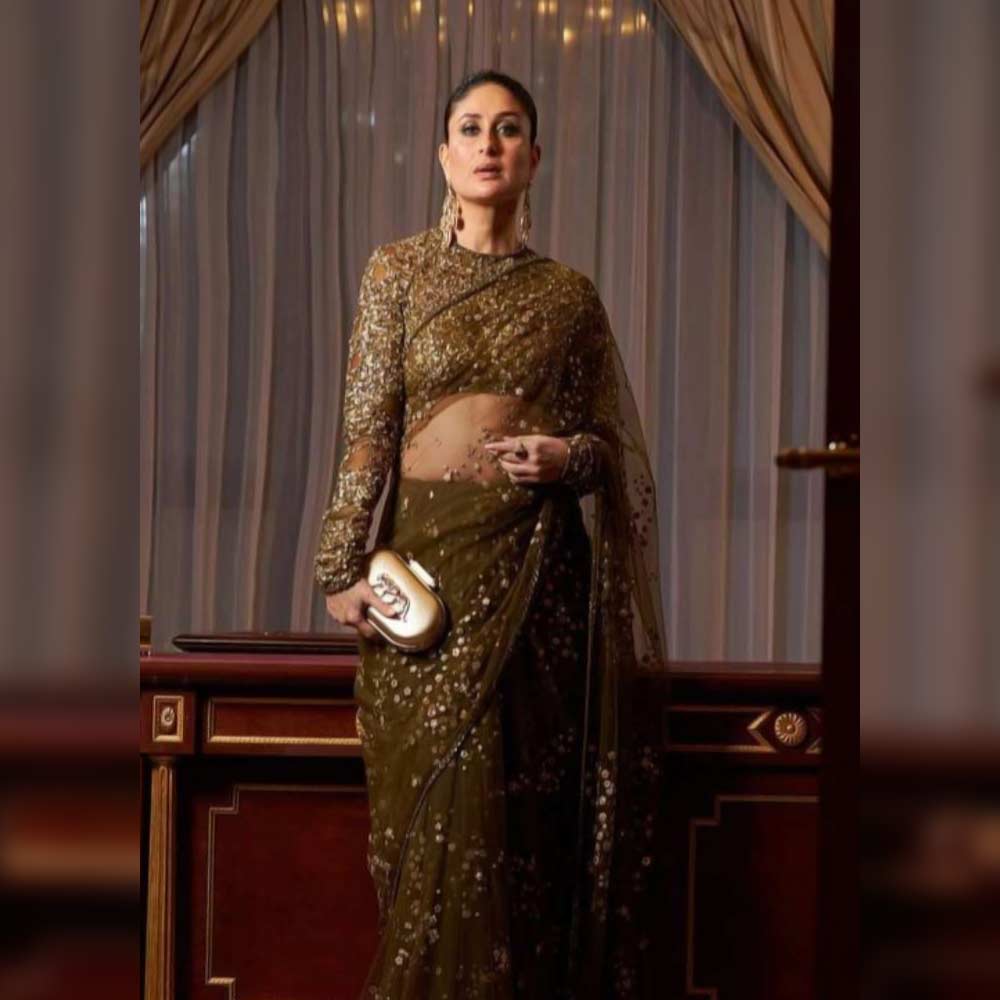 করিনা কপূরের মতো গলাবন্ধ ঠাসা কাজের এমন ব্লাউজ় পরতে পারেন শীতকালে বিয়েবাড়িতে।