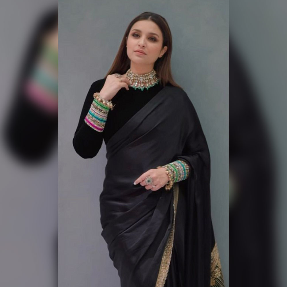 ব্লাউজ়ের বদলে গলাবন্ধ সোয়েটার, টপও মানানসই হতে পারে।