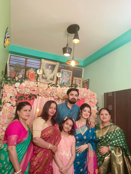 আশীর্বাদ শেষে দুই পরিবারের সঙ্গে রুবেল-শ্বেতা।