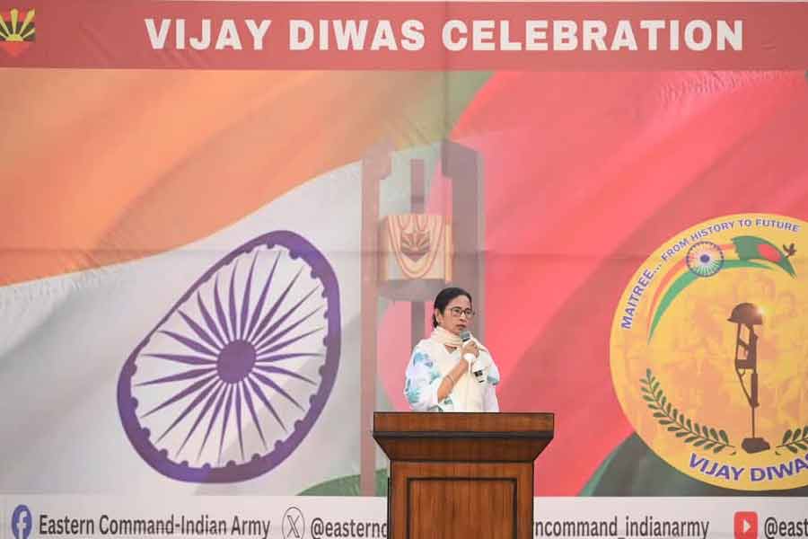 ‘বিজয় দিবস’ উদযাপনে সেনাবাহিনীর অনুষ্ঠানে মুখ্যমন্ত্রী মমতা বন্দ্যোপাধ্যায়।