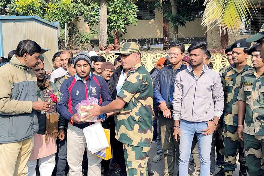 বিজয় দিবসে সীমা চেতনা মঞ্চের সদস্যদের পক্ষ থেকে পেট্রাপোল সীমান্তে বিএসএফ জওয়ানদের হাতে তুলে দেওয়া হল ফুল ও মিষ্টি।