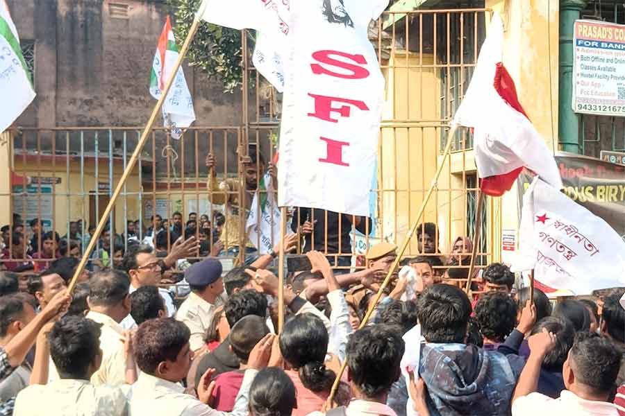 সাঁকরাইলের আন্দুল প্রভু জগৎবন্ধু কলেজের বাইরে এস এফ আই ও টি এম সি পি সমর্থকদের হাতাহাতি।