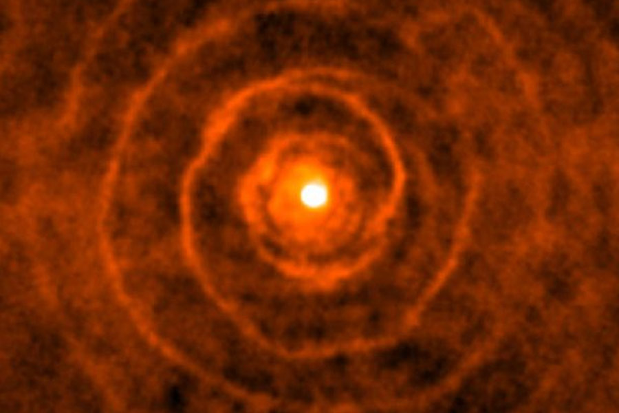 Red giant star cw leonis is dying