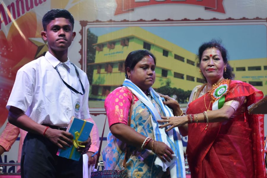 Narayan Das Bangur School hosts 'Ratnagarbha' event, honoring students and their mothers with awards dgtl