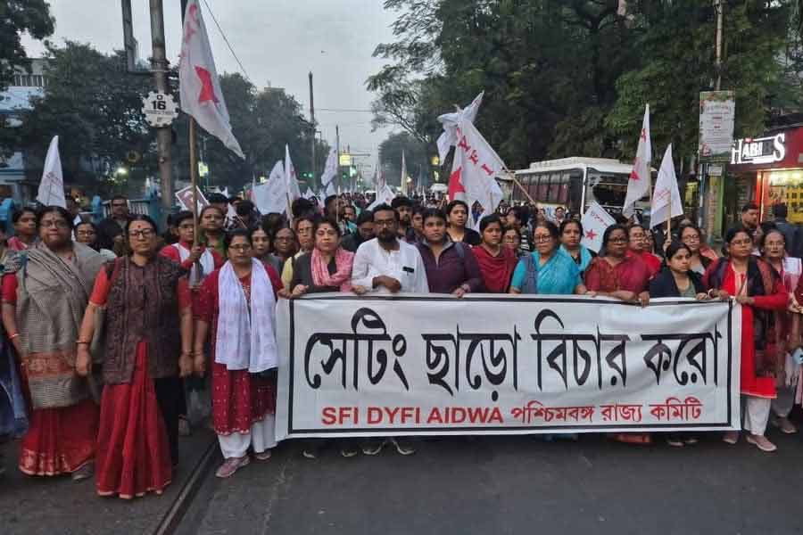 মিছিলে ছিলেন মীনাক্ষী মুখোপাধ্যায়, কনীনিকা ঘোষ, জাহানারা খান, ধ্রুবজ্যোতি সাহা, দেবাঞ্জন দে প্রমুখ।