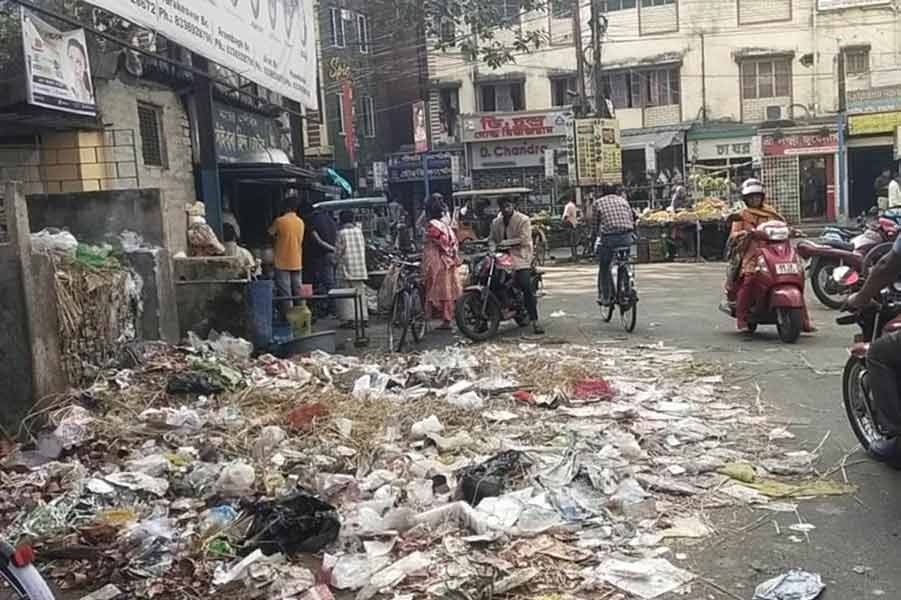 রাস্তায় জমেছে আবর্জনা। চুঁচুড়ার আখনবাজারে।