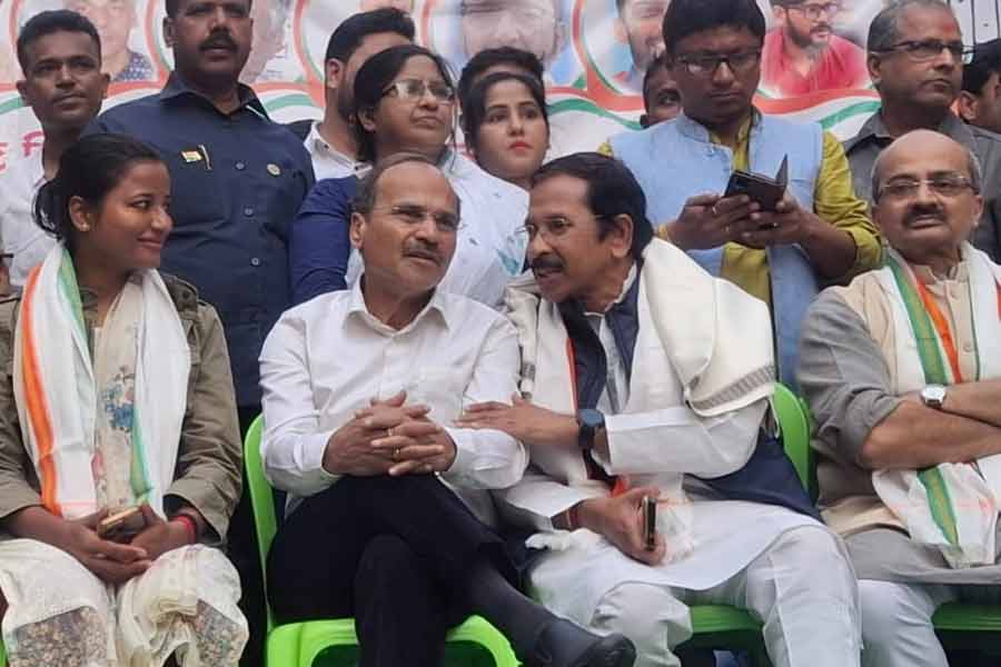 প্রদেশ ও যুব কংগ্রেসের প্রতিবাদ-সভায় দলের নেতৃত্ব।