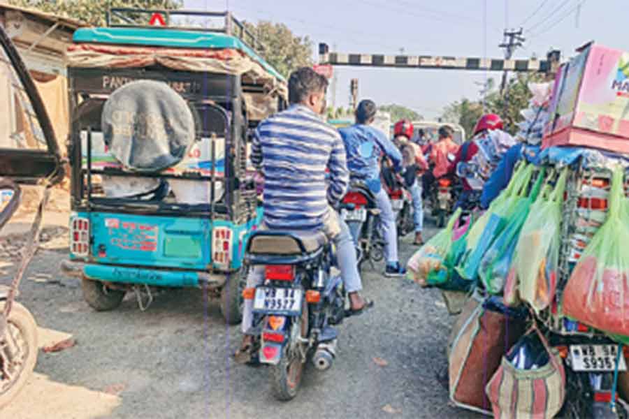 যানজটের জেরে সমস্যায় শহরবাসী।