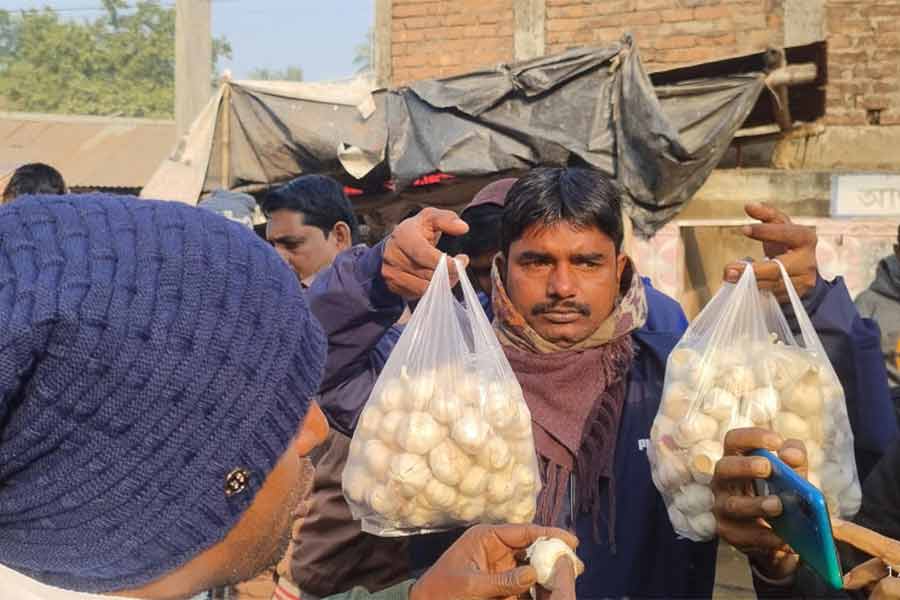 সেই ‘চায়না’ রসুন। বেতাইয়ে।