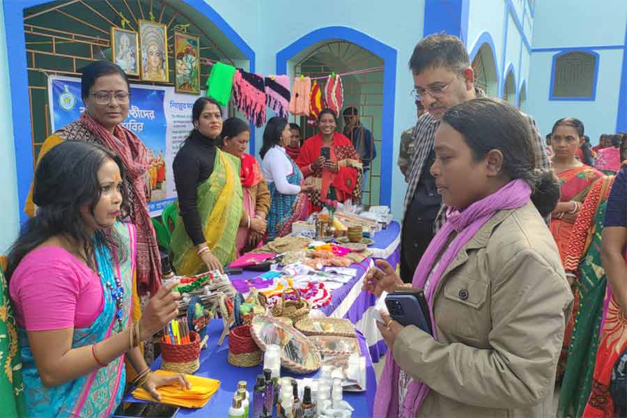 গ্রামীণ হাটে জিনিসপত্র কিনছেন জেলাশাসক ও মন্ত্রী। 