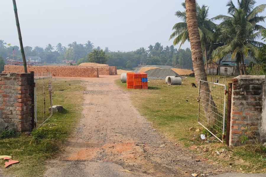 বন্দরের পাঁচিল ভেঙে চলছে ইমারতির কারবার।