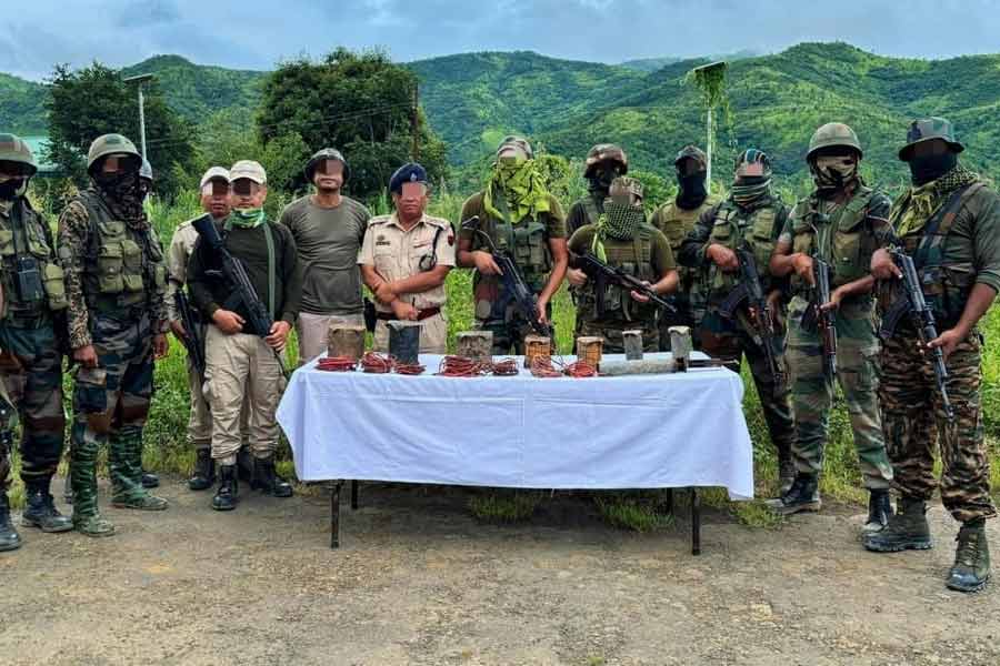 মণিপুরে উদ্ধারকৃত অস্ত্রের সঙ্গে নিরাপত্তাকর্মীরা।