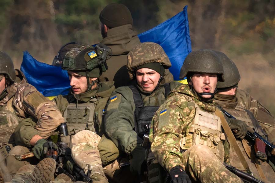 রাশিয়া-ইউক্রেন যুদ্ধ থামার নাম নেই। ২০২২ সালের ২৪ ফেব্রুয়ারি পুতিনের নির্দেশে ইউক্রেনে বিশেষ ফৌজি অভিযান (স্পেশ্যাল মিলিটারি অপারেশন) শুরু করে রুশ সেনা।