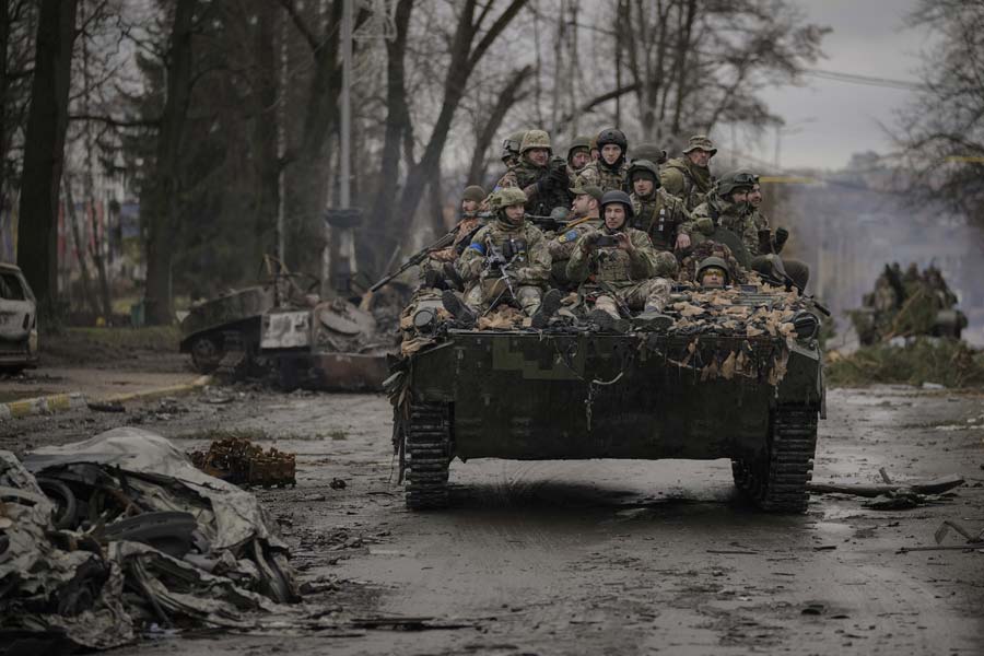 তার পর থেকে হাজার দিন কেটে গেলেও পূর্ব ইউরোপে থামছে না যুদ্ধ। বরং সংঘাতের উত্তাপ উত্তরোত্তর বৃদ্ধি পেয়েছে। কেউ কাউকে ছেড়ে কথা বলতে রাজি নয়।