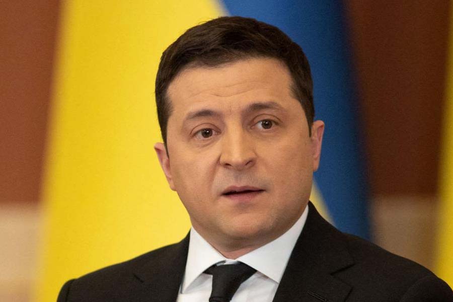 তবে যুদ্ধ পরিস্থিতিতে এ বার এক ধাপ এগোল  ইউক্রেন। রাশিয়ার সঙ্গে চলতে থাকা সংঘাতের মধ্যে নতুন লেজ়ারভিত্তিক আকাশ প্রতিরক্ষা অস্ত্র প্রকাশ্যে আনল ভোলোদিমির জ়েলেনস্কির সরকার।