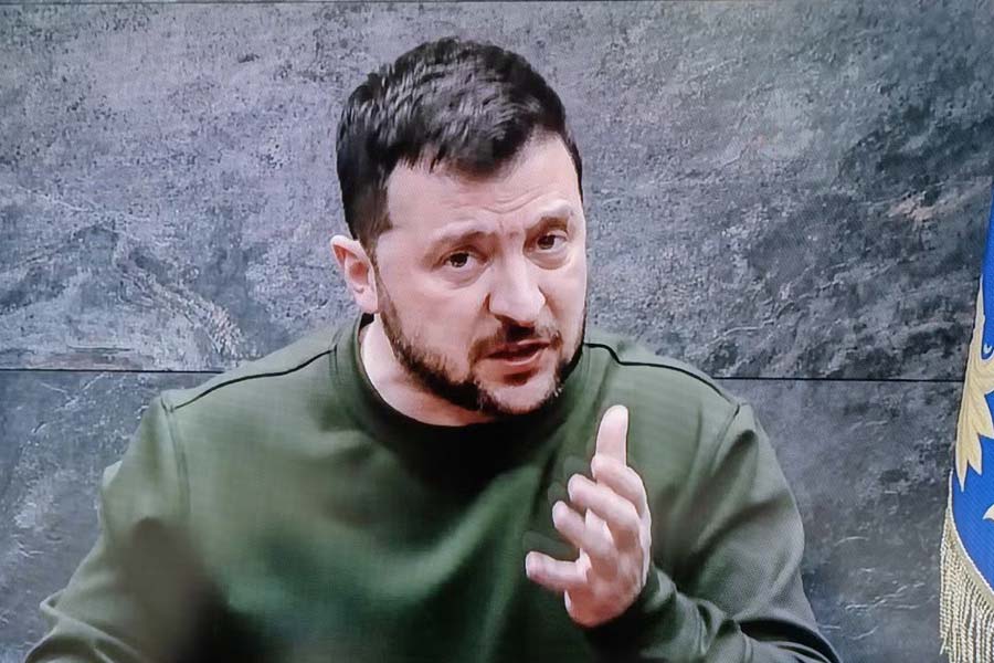 ইউক্রেনের তরফে সেই লেজ়ারভিত্তিক আকাশ প্রতিরক্ষা ব্যবস্থা প্রকাশ্যে আনার পরে অনেকেই মনে করছেন, শীঘ্রই নতুন অস্ত্রটি যুদ্ধের বর্তমান পরিস্থিতির পট পরিবর্তন করে দিতে পারে।