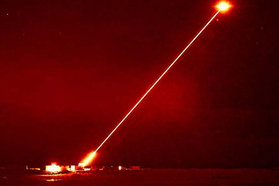 লেজ়ারভিত্তিক অস্ত্রের ব্যবহার সাধারণ যুদ্ধাস্ত্রের থেকে আলাদা। লেজ়ার অস্ত্র ব্যবহার করতে শুধুমাত্র বিদ্যুতের প্রয়োজন হয়, যে কারণে এই অস্ত্র ব্যবহারের খরচ তুলনামূলক ভাবে কম।