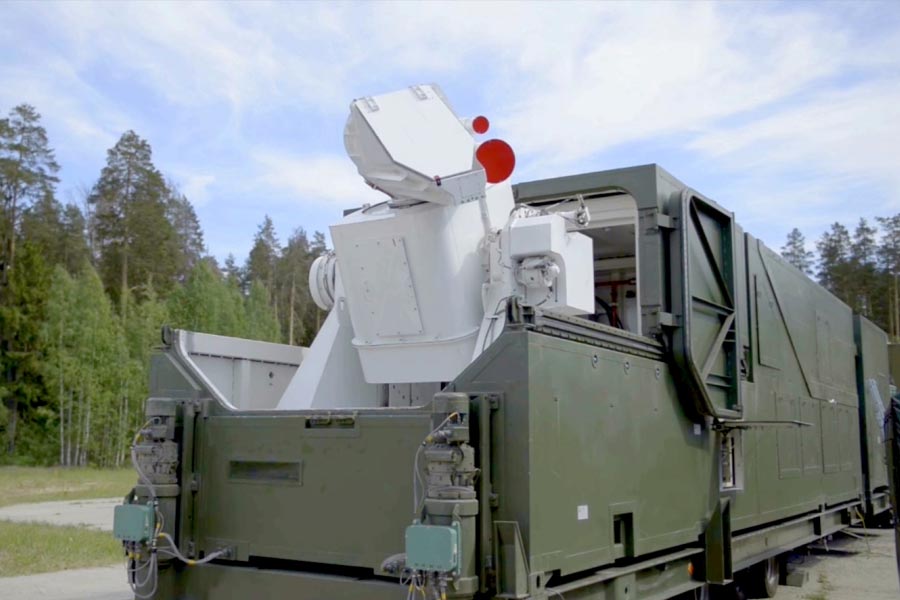 রকেট এবং ক্রুজ় ক্ষেপণাস্ত্র ছাড়াও মর্টারের গোলা এবং ড্রোন ধ্বংস করতে সক্ষম ইজ়রায়েলি এই আকাশ প্রতিরক্ষা ব্যবস্থা। যদিও ২০২৩ সালের অক্টোবরে প্যালেস্টাইনি সশস্ত্র গোষ্ঠী হামাসের হামলা প্রতিরোধ করতে পুরোপুরি ভাবে সক্ষম হয়নি আয়রন বিম।