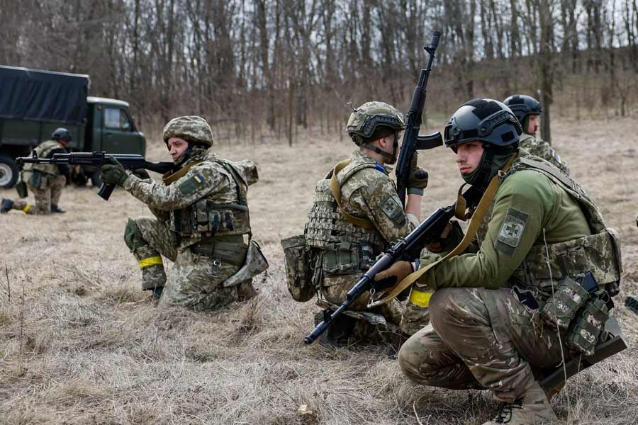 যুদ্ধ বিশেষজ্ঞদের একাংশের মতে রাশিয়া-ইউক্রেনের যুদ্ধে উল্লেখযোগ্য প্রভাব ফেলতে পারে ‘ট্রাইজুব’। গোলাবারুদ ছাড়াই শত্রুদের বিমান ধ্বংস করতে পারবে ইউক্রেনীয় এই আকাশ প্রতিরক্ষা ব্যবস্থা।