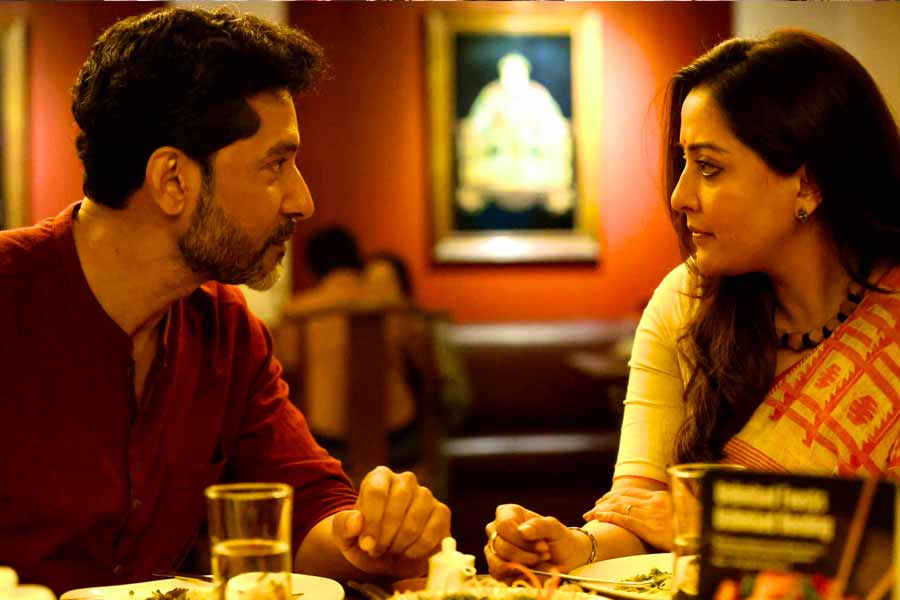 ‘চালচিত্র’ ছবিতে রাইমা সেনের সঙ্গে একটি দৃশ্যে টোটা রায়চৌধুরী।