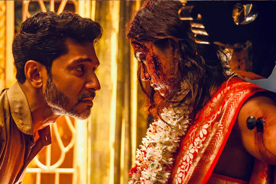 পুলিশ আধিকারিকের চরিত্রে টোটা।