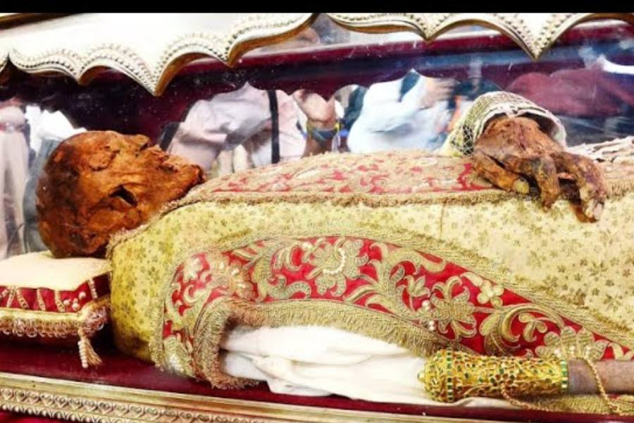 রুপো আর কাচের সিন্দুকে শায়িত সন্ত ফ্রান্সিস জেভিয়ার্স। 