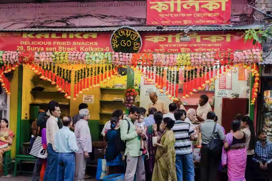 আমিষ তেলেভাজার ঐতিহ্য ‘কালিকা’য় আজও অমলিন।