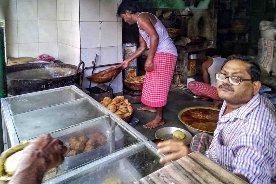 বাগবাজারুরা পটলার তেলেভাজার ব্যাপারে পরিবর্তিত সময়েও আপস করতে নারাজ।