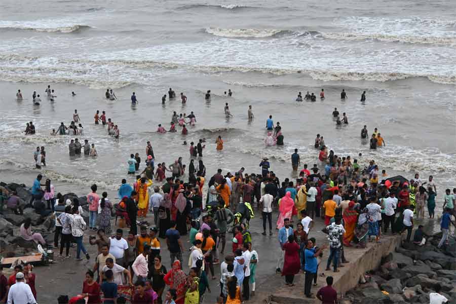 Tourists crowded as Digha but Mandarmani is still empty