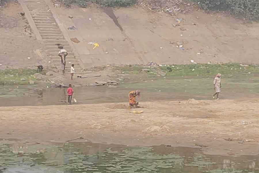 Illegal sand mining from Bardhaman Irrigation Canal in broad daylight